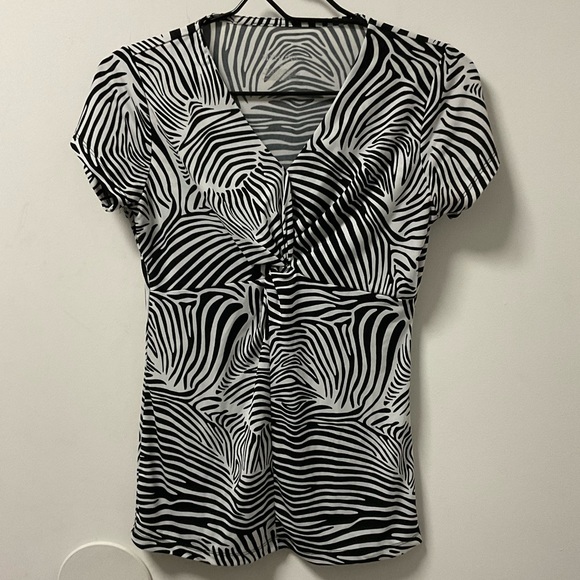 Striking Merona Black & White Cool Polyester Spandex Blend Short Sleeve Top! - Picture 10 of 13
